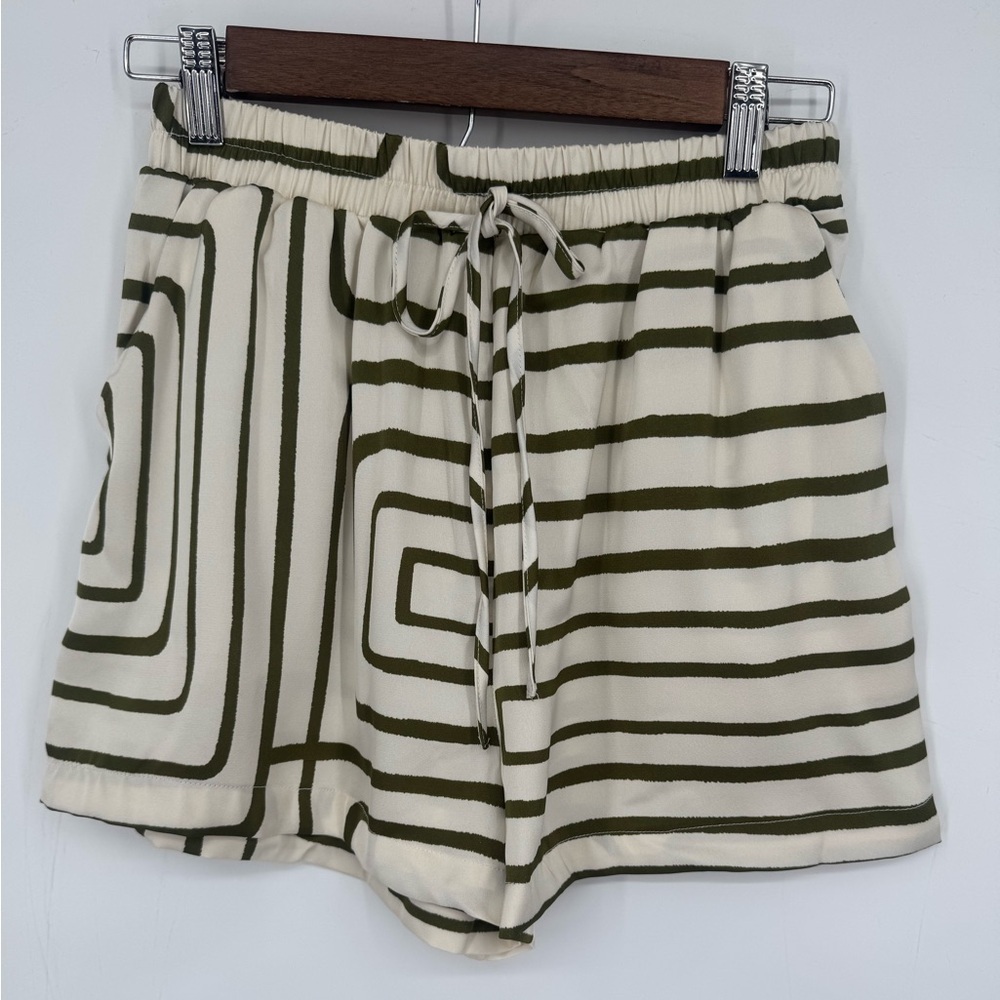 Blu Pepper Women's High Waist Cream and Green Patterned Shorts Size Small NWT